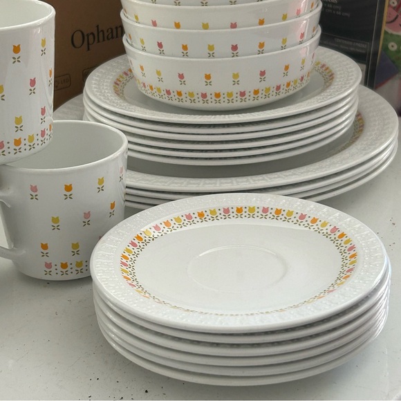 Centura April Tulips Dinnerware - Picture 3 of 6